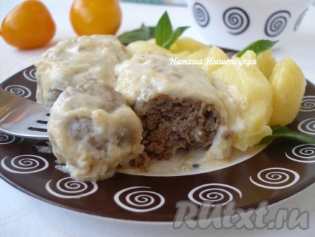 Вкусные и нежные котлеты под соусом готовы.
