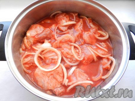 Если томатный сок у вас не солёный, тогда подсолите его по вкусу. Влить томатный сок в миску со свининой и луком, перемешать и оставить мясо мариноваться на 2-3 часа в прохладном месте.