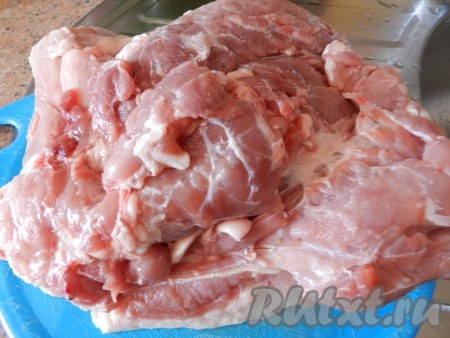 Мякоть свинины вымыть и обсушить. Я советую брать свинину с жирком (шея или окорок), тогда шашлык будет более сочным. Ещё обязательно добавлять в маринад репчатый лук, он отлично размягчает мясо и оно становится более нежным.