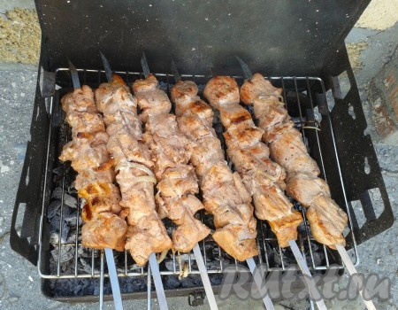 Кусочки свинины, замаринованной в томатном соке, нанизать на шампуры. Жарить шашлык до готовности (ориентировочно 20-25 минут) на горячих углях, без прямого огня, используя только жар углей. Во время жарки периодически переворачиваем шампуры, чтобы шашлык равномерно прожарился. Для того чтобы проверить готовность свинины, нужно надрезать кусочек мяса до шампура, если надрез ровного серого цвета без розовых вкраплений, значит шашлык готов.