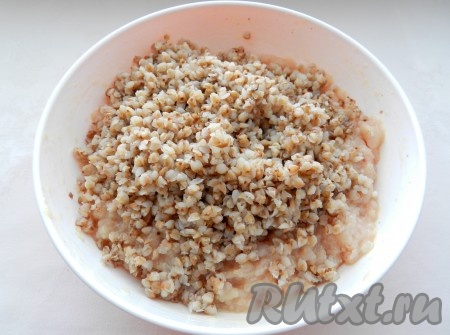 Соединить мясной фарш с гречкой, снова хорошо перемешать. 