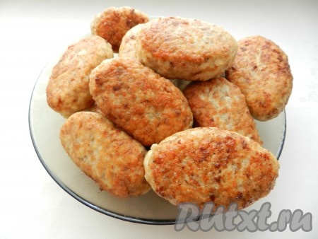 Из фарша сформовать котлеты, запанировать их в муке и обжарить полученные гречаники на растительном масле с двух сторон до золотистой корочки (как на фото).
