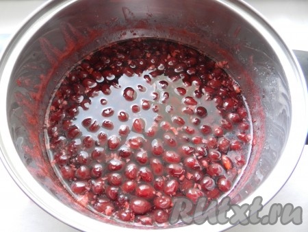 Затем вновь поставить на медленный огонь, довести до кипения и варить 5 минут, помешивая и снимая пену.