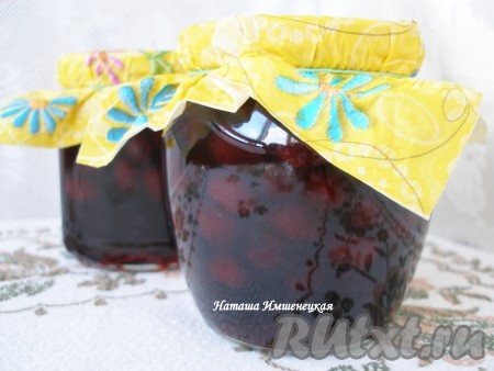 Готовое кизиловое варенье горячим разлить по стерилизованным банкам, закрутить крышками, остудить и убрать для хранения.