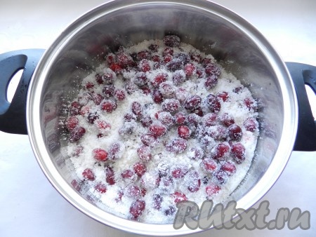 Засыпать кизил сахаром, встряхнуть кастрюлю, чтобы сахар и ягоды перемешались, и оставить на 8 часов.