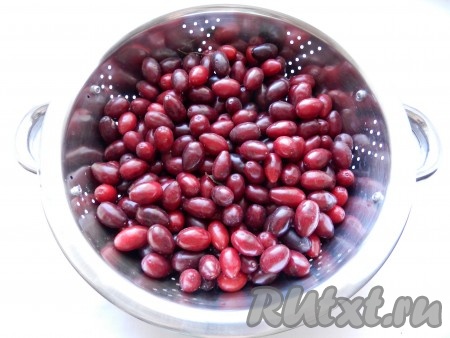 Ягоды кизила тщательно вымыть, очистить от веточек.