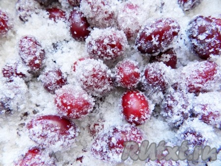 Кизил - не очень сочная ягода, поэтому сока образуется немного.