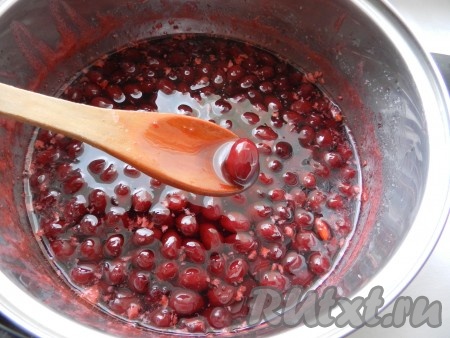 Желательно варенье из кизила не переваривать. Если его переварить, ягоды становятся сухими и сморщенными.