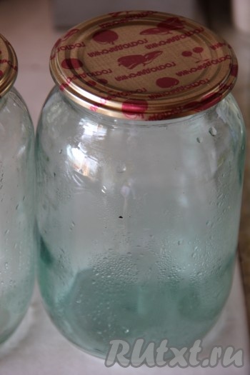 Стерилизованные банки можно перевернуть на чистое полотенце или закрыть стерилизованными крышками и оставить до дальнейшего приготовления.