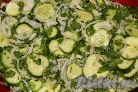 Огурцы нарезаем кружочками, лук - полукольцами, измельчаем петрушку, как можно мельче. Все смешиваем в большой миске, заливаем все уксусом, растительным маслом, добавляем соль и сахар. Все хорошенько перемешиваем и оставляем на пару часов напитаться и пустить сок.
