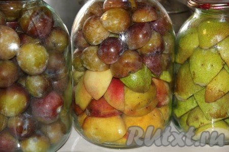 В стерильные банки уложить груши срезом вниз. В этом году я ради эксперимента закрутила таким образом сливы и персики.