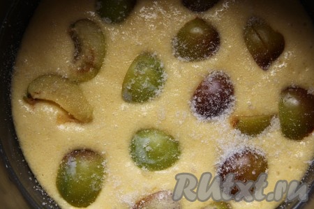 Готовое тесто для пирога вылить в форму для запекания, сверху выложить очищенные и нарезанные на дольки сливы, присыпать все обильно сахаром.
