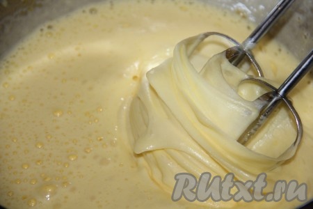Яйца взбить с сахаром, добавить муку, &nbsp;ванильный сахар, мускатный орех, молоко, сливочное масло и соль. Все перемешать до однородного состояния.
