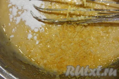 К тесту добавить разрыхлитель и цедру лимона. Тесто по консистенции будет напоминать густую сметану.
