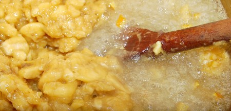 Аккуратно размешать с помощью деревянной ложки.