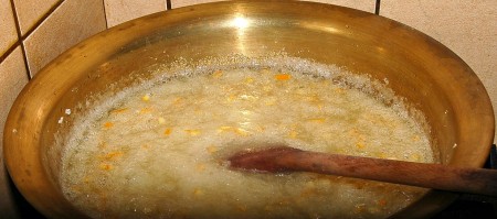 Варить на небольшом огоньке до полного растворения сахара. Все время помешивать, чтобы сахар не подгорел.