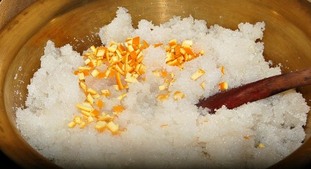 Затем добавить апельсиновые корочки и тщательно все перемешать.