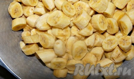 Нарезать небольшими кружочками.