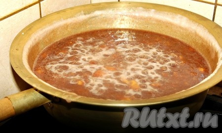 После закипания&nbsp; готовить банановое варенье 45 минут, постоянно мешая. Варенье будет менять свой цвет от светло-желтого до темно-коричневого.
