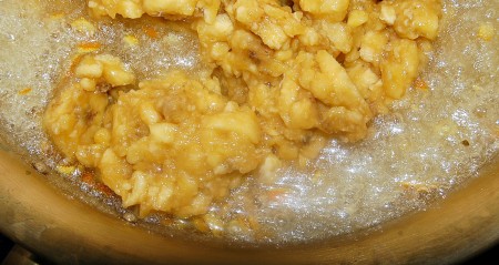 Полученное пюре из бананов добавить в сахарный сироп.