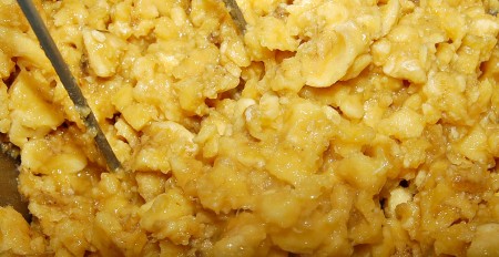 С помощью картофелемялки потолочь бананы до состояния пюре с небольшими кусочками бананов.