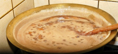 Пену нужно периодически снимать, иначе готовое варенье будет плохо храниться и может быстро закиснуть.