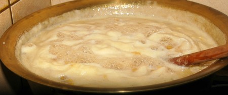 Сначала будет образовываться много обильной пены.