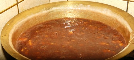 Готовое варенье из бананов горячим разложить по банкам, но не закрывать. Закрыть банки можно будет только после полного остывания варенья. А можно оставить остывать варенье прямо в тазу и разложить по банкам уже остывшим.
