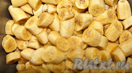 Нарезать бананы тонкими кружочками.