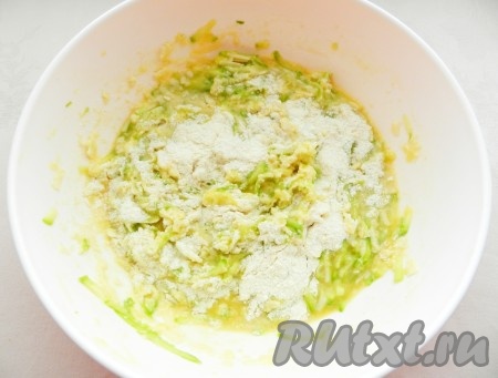 Муку соединить с манной крупой и разрыхлителем, всыпать в кабачковую массу и перемешать.