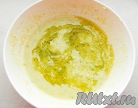 Влить молоко, посолить, поперчить, влить оливковое масло, перемешать. Тесто для маффинов с кабачком должно получиться по консистенции, как густая сметана. Если тесто слишком жидкое, добавьте немного муки, а если слишком густое - немного молока.
