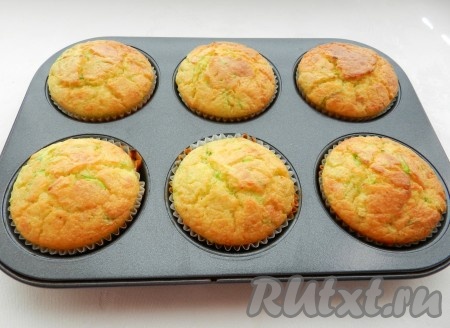 Маффины должны стать приятного золотистого цвета и деревянная палочка выходить сухой.