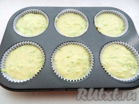 Тесто выложить в формы для маффинов и поставьте в разогретую до 180 градусов духовку на 20 минут.