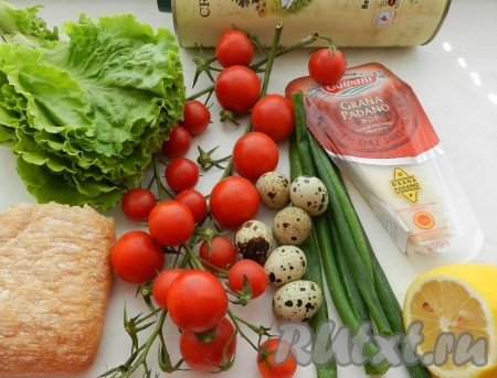 Подготовить продукты. Перепелиные яйца выложить в ковш, полностью залить водой, поставить на огонь, а после закипания варить 5 минут, снять с огня, залить холодной водой, остудить, а затем очистить.
