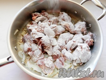 Лук очистить, нарезать четверть кольцами. В сковороде разогреть растительное масло, выложить лук и обжарить его на среднем огне, помешивая, до золотистого цвета. В сковороду к луку выложить куриную печень и обжарить вместе в течение 5-7 минут, чтобы сок, выделяющийся при разрезании кусочка печени, стал прозрачным.