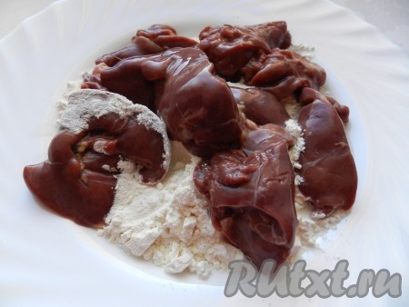 Куриную печень вымыть, обсушить, обвалять в муке со всех сторон.