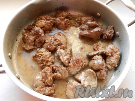 Когда печень обжарится, влить в сковороду горячий бульон (или воду) и готовить ещё 5 минут.