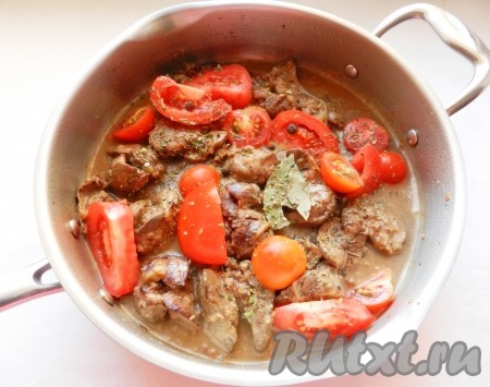 В сковороду с куриной печенью и луком выложить помидоры, добавить соль, горошины душистого перца, лавровый лист, чёрный молотый перец, смесь итальянских трав, перемешать, довести до кипения, уменьшить огонь и тушить под крышкой, примерно, 15 минут.