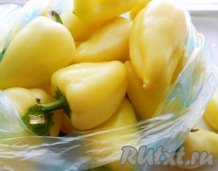 Для этого способа замораживания подойдут крепкие, цельные перцы, небольшие по размеру.