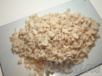 Отварить куриное филе в подсоленной воде до готовности. Затем его вынуть, остудить и нарезать кубиками.