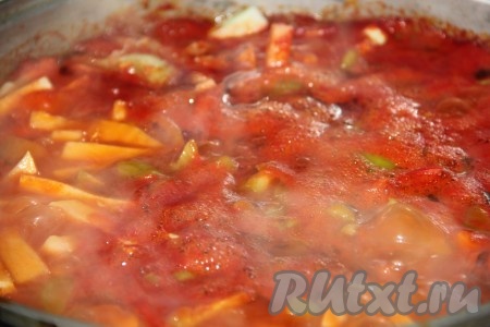 Болгарский перец нарезаем соломкой и отправляем к кабачкам, варим 10 минут.
