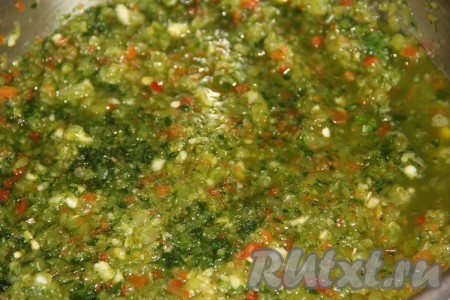 Для приготовления начинки для фарширования помидоров берем петрушку, укроп, сельдерей, чеснок и сладкий перец, перекручиваем все на мясорубке.
