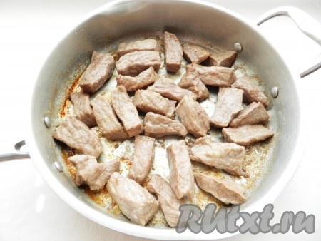 Мясо вымыть, обсушить, нарезать небольшими кусочками и обжарить на растительном масле до румяной корочки.
