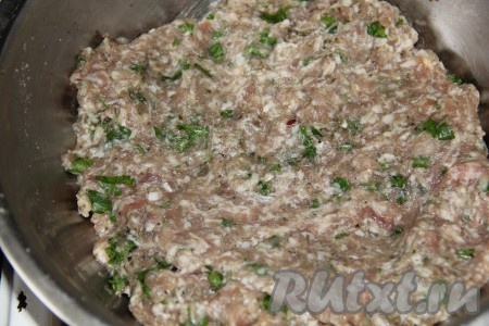 К фаршу добавляем лук перемолотый на мясорубке, мелко рубленную зелень, выдавленный чеснок, соль и армянскую приправу. Хорошенько мясо отбить и дать настояться.