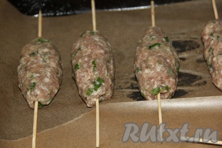 Противень застилаем пекарской бумагой. Запекаем люля-кебаб в духовке при температуре 180 градусов 30-35 минут до золотистой корочки. 