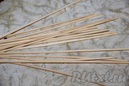 Из фарша формируем длинные колбаски и насаживаем их на шпажки.
