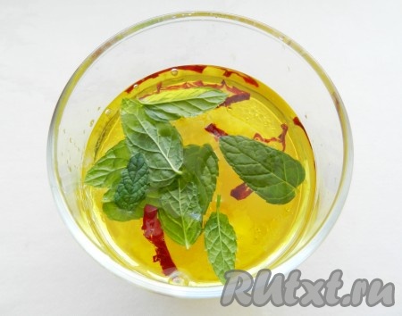 Приготовить маринад. Для этого смешать масло и уксус, добавить мед, соль, чеснок, выдавленный через пресс или мелко нарезанный, листья мяты и перец чили по вкусу. Перемешать.
