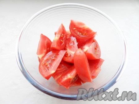 Помидоры нарезать дольками и сложить в салатницу или в банку.