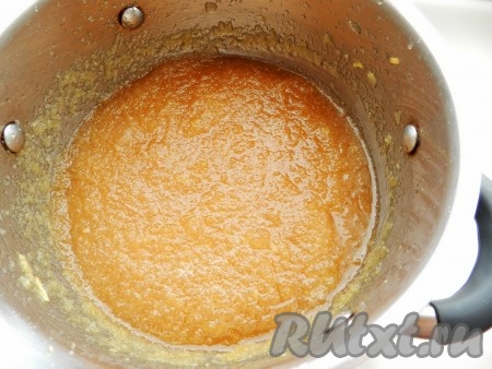 Готовый джем должен увариться до желеобразного состояния. Консистенцию можно оставить, как есть, а можно применить блендер, чтобы джем стал более однородным.