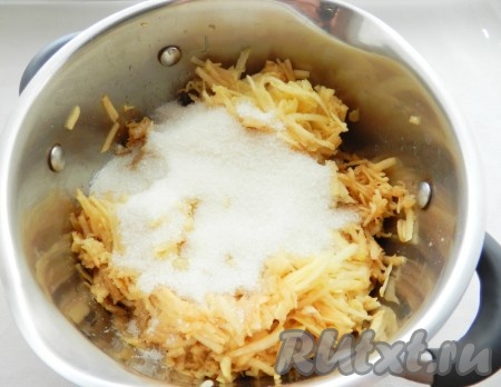 Из лимона выдавить сок, добавить к яблокам, всыпать сахар и перемешать. Оставить на 1 час, чтобы яблоки дали сок, а сахар растворился.